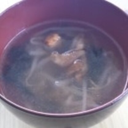 鶏皮をカリッカリに炒めてから入れてみました＾＾出た脂分も入れたので鶏のうまみがおいしいスープでした！！
